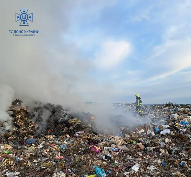У Брищі під Луцьком загорілося міське сміттєзвалище (фото)