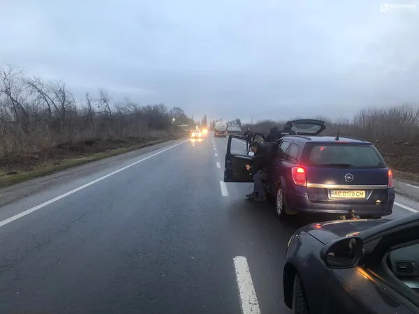 Воєнний стан: поліція перевіряє всі автівки, які рухаються у напрямку Луцька (фото, відео)