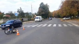 У Луцьку Audi збила пенсіонера на велосипеді й протаранила дерево (фото)