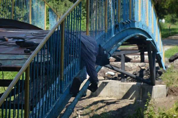 У центральному парку Луцька ремонтують трухлявий міст (фотофакт)