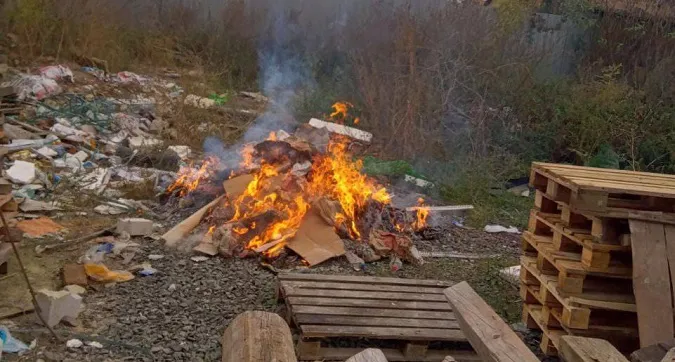 У Луцьку оштрафували виконроба, який спалював будівельне сміття (фото)