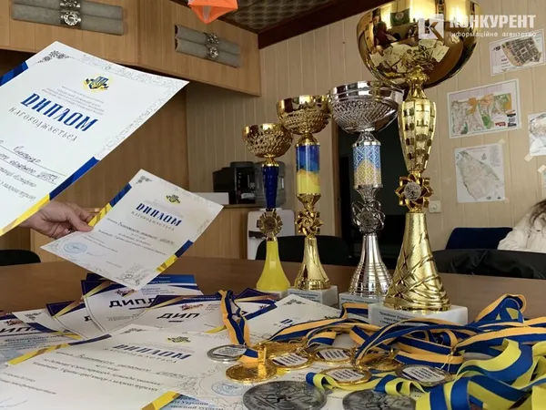 Кубки, дипломи та медалі з чемпіонату