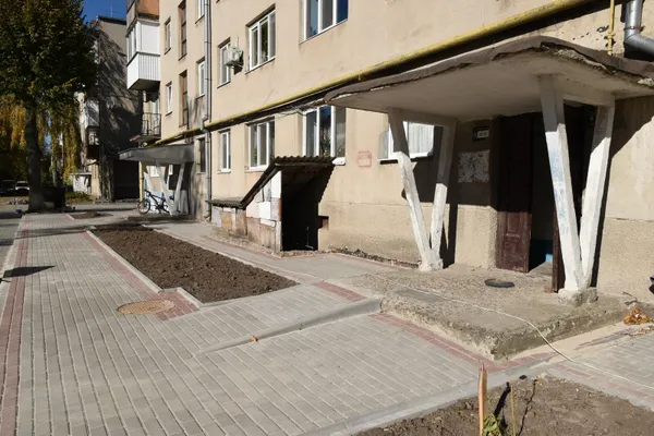 Паркомісця і дитячий майданчик: у Луцьку на Потебні ремонтують двір (фото)