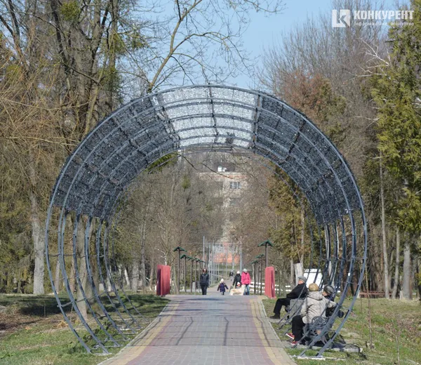 Карантинна весна у Луцьку: маски, черги і малолюдні вулиці (ФОТО)