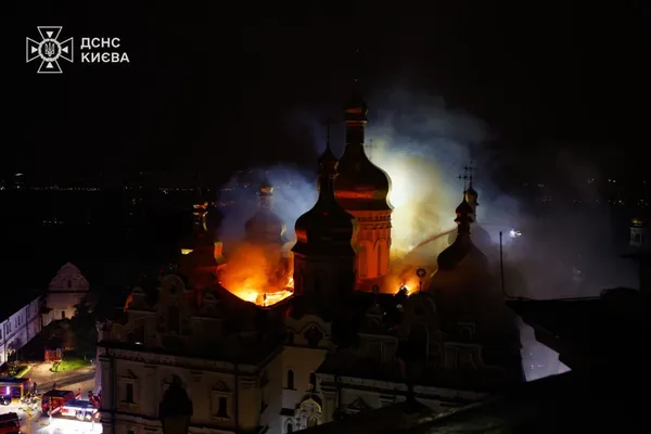 Росіяни атакували Києво-Печерську лавру – палає Успенський собор (фото, відео)