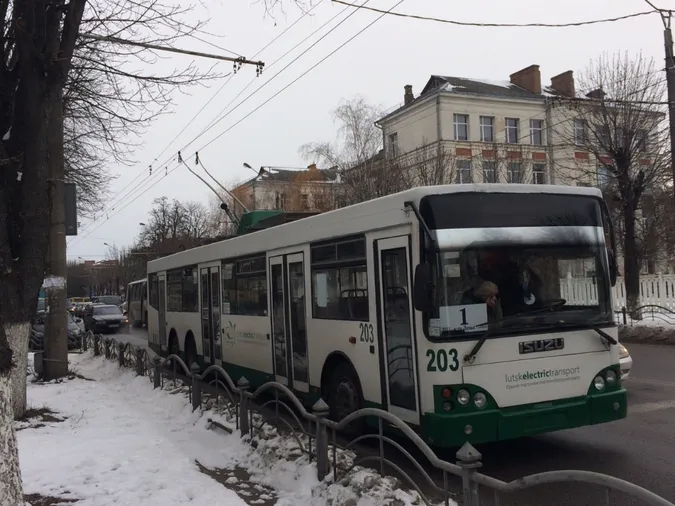 У Луцьку масово зупинилися тролейбуси (фото)