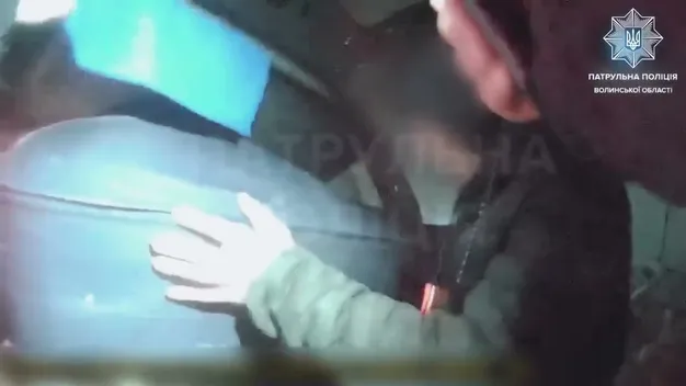 Не змогли виїхати за кордон і застрягли вночі: на Волині врятували від холоду подружжя (відео)