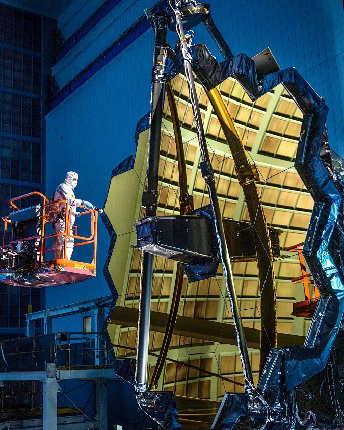 На космічному телескопі NASA розгорнули величезне позолочене дзеркало (фото)