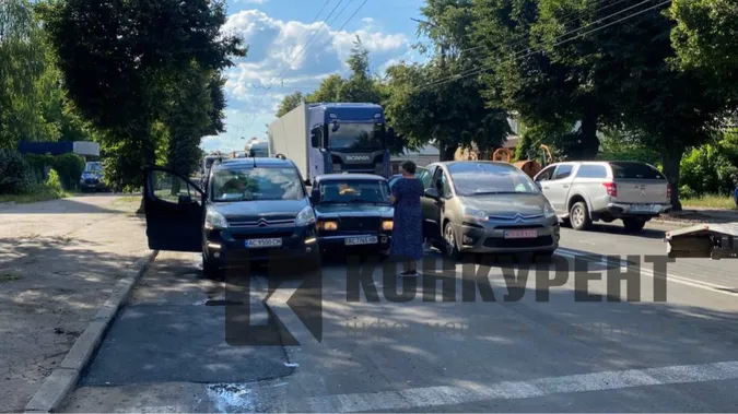 Третій зайвий, або Як «жигуль» у Луцьку потіснив двох «сітроенів» (фото)