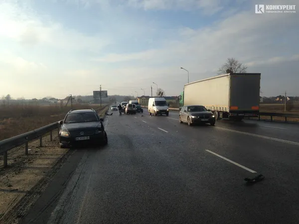 Відірване колесо і зім'ятий капот: біля Луцька не розминулися два авто (фото)