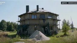 Каркас – із дерева, стіни – з соломи: волинянин зводить екобудинок (фото, відео)