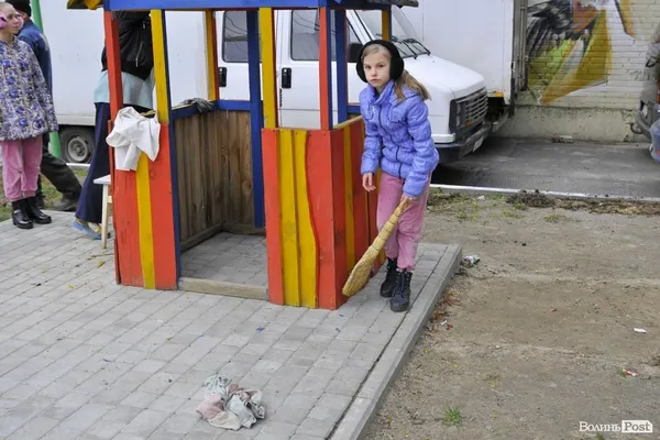 У луцькому дворі організували суботник (фото)
