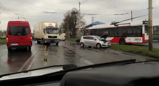 ДТП на перехресті: у Луцьку зіткнулися легковик і вантажівка