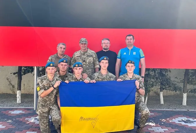 Залужний передав прапор України з власним підписом Волинському військовому ліцею (фото, відео)