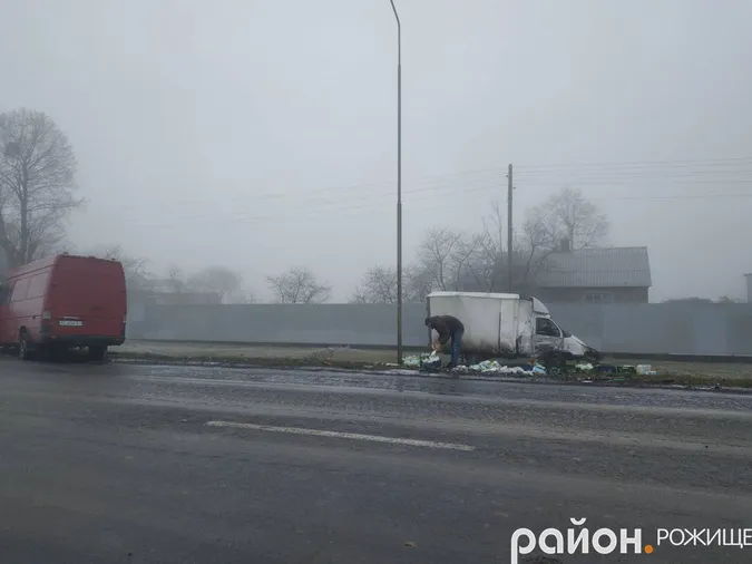 Розкидані продукти і зім’яті автомобілі: у Рожищенському районі – аварія (фото)