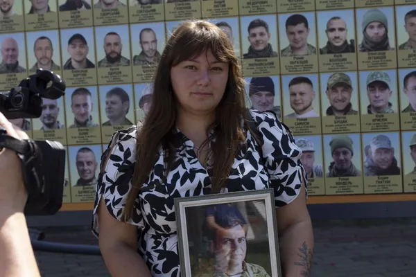 «Час не лікує»: у Луцьку вшанували полеглих захисників 40-метровим прапором пам’яті (фото)