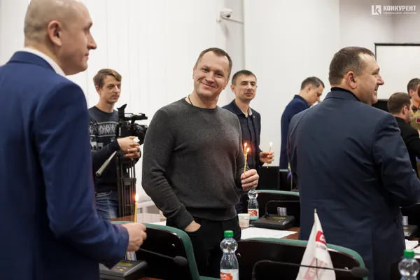 Із вогнем миру і співами: якою була остання в 2019 році сесія Луцької міської ради (фото)