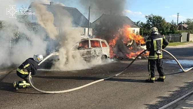 Спалахнула солома в причепі: на Волині згорів легковик (фото, відео)