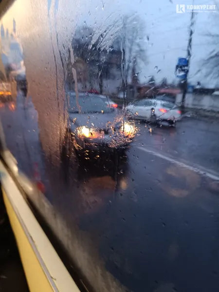Ранкова аварія у Луцьку: машині розтрощило передок (фото)