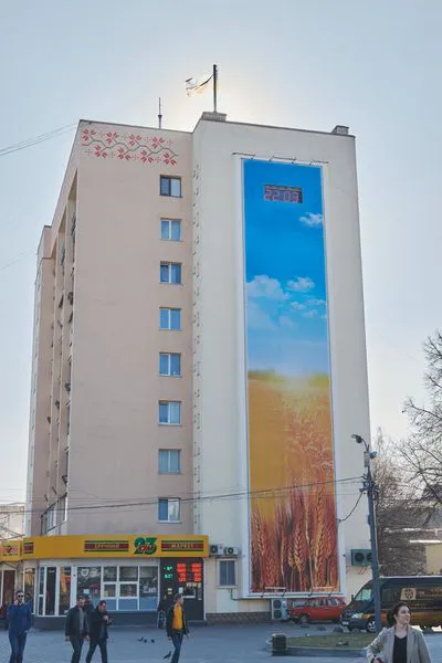У Луцьку «Бім-Бом» прикрасили патріотичним банером (фото)