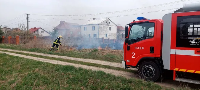 Під Луцьком необережні курці підпалили поле і фургон (фото)
