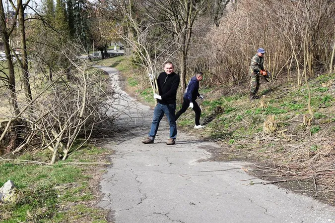 Луцьк прибирають до свят: комунальники і молодь вийшли на толоку (фото)
