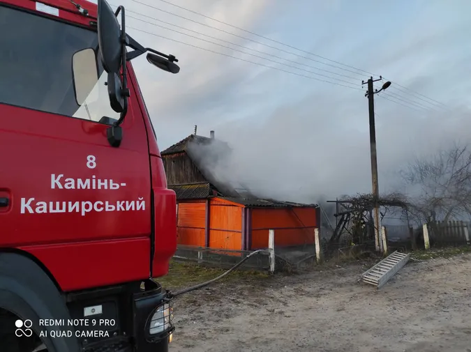 У Камінь-Каширському районі горів дерев'яний будинок (фото, відео)