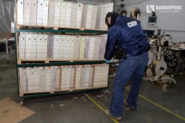 У Польщі ліквідували нелегальну тютюнову фабрику, на якій працювали українці (фото)