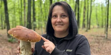 «Ліс порадував»: на Волині грибниця натрапила на величезні боровики (фото)