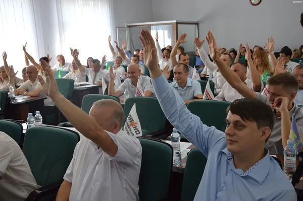 Депутати голосували руками