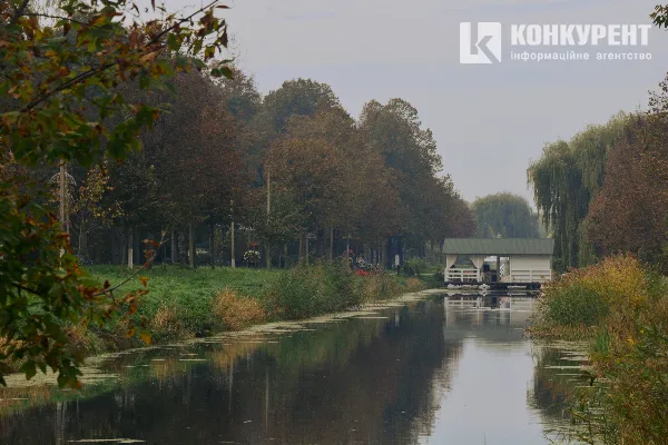 Осінь у луцькому парку: тиша і сплеск кольорів (ФОТО)