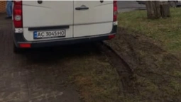 Як перетворити газон на місиво з багнюки: майстер-клас від луцьких водіїв (фото)