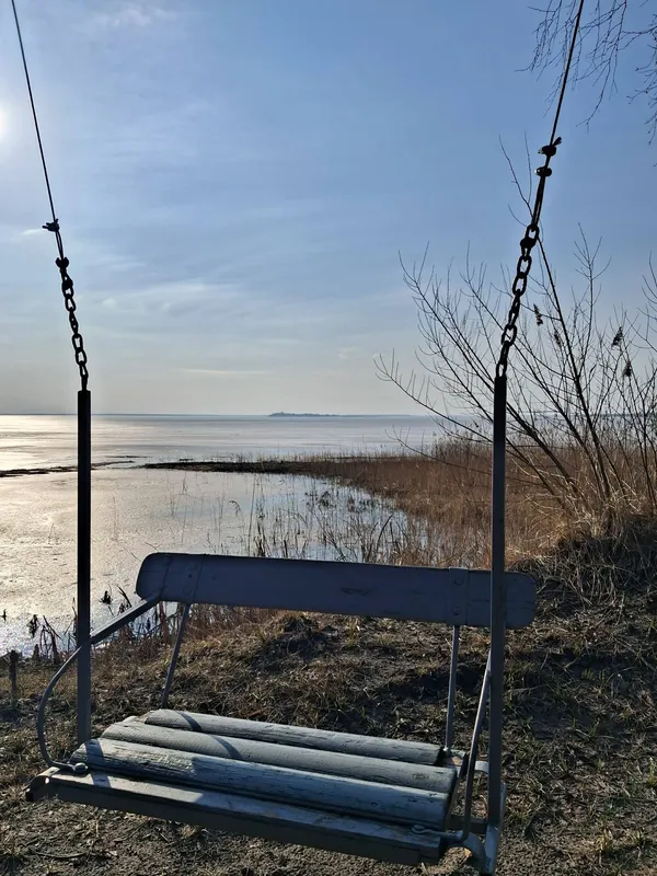 Крига, сонце і весна: Світязь огорнули перші теплі промені (фото)