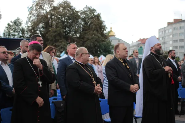 Квіти і класична музика: у центрі Луцька почали святкування Дня міста (фото)