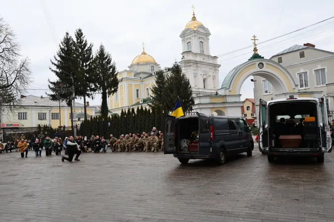 Небо плакало: у Луцьку попрощалися з воїнами Олександром Семенюком та Іваном Кумбровим