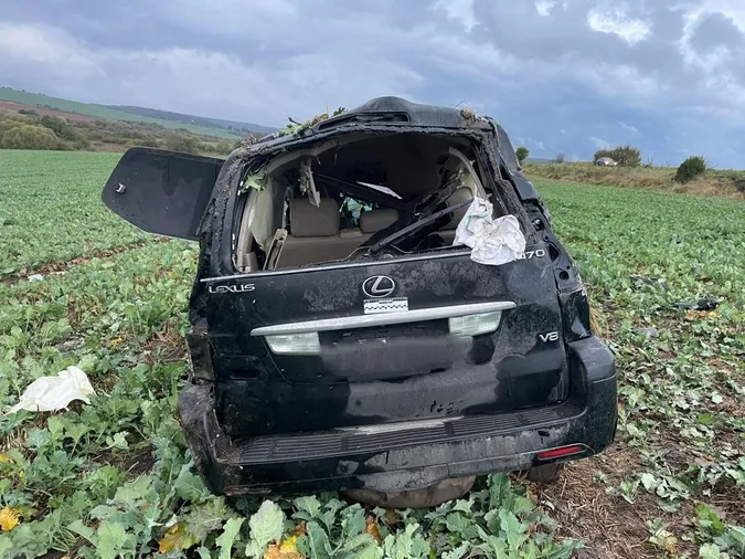 Lexus злетів у кювет: у ДТП на Львівщині травмувалися волиняни, з них двоє – діти (фото)
