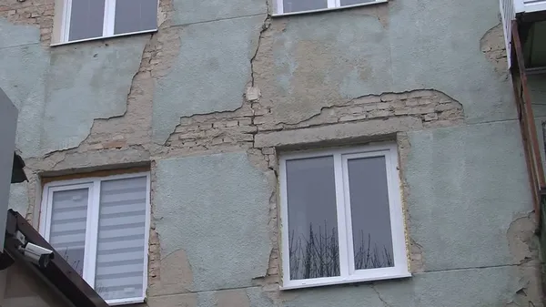 Тріщина на одній зі стін будинку