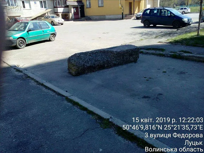 Муніципали прибрали з луцьких дворів обмежувачі руху (фото)