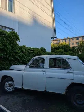На такому їздив Папа Римський: у Луцьку продають раритетне авто 1970 року (фото)
