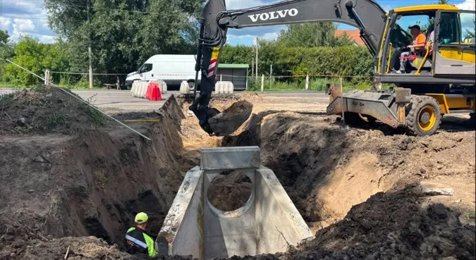 У Струмівці замінюють водопропускну трубу на трасі Н-22 (фото)