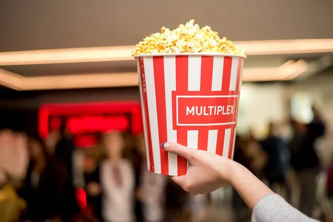На кріслах в MULTIPLEX з'явилась кнопка виклику адміністратора*