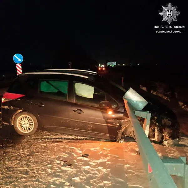 У Колодяжному п'яний водій в'їхав у відбійник (фото)