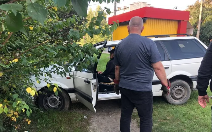 У Луцьку п'яний водій влетів у паркан та зупинився в кущах (фото)