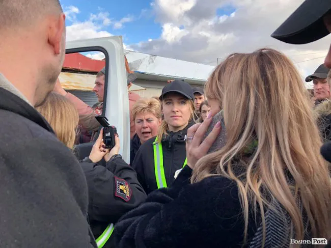 Билися та обливали водою: черговий скандал на на Старому ринку (фото, відео)