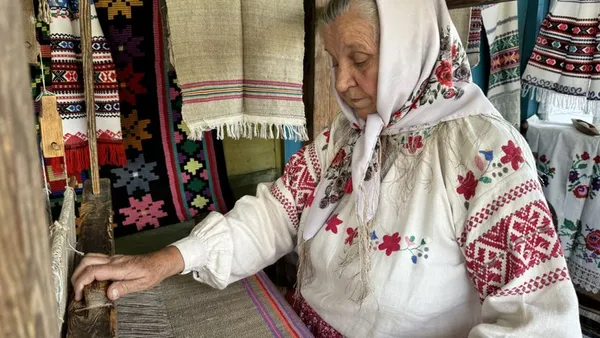 Тче на столітньому верстаті: волинська майстриня майже 60 років виготовляє рушники (фото, відео)