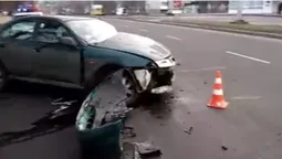 У Луцьку п'яний водій на швидкості "влетів" у стовп (відео)