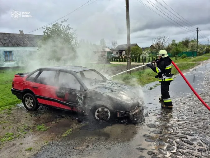 Гасили пів години: у селі на Волині загорівся легковик