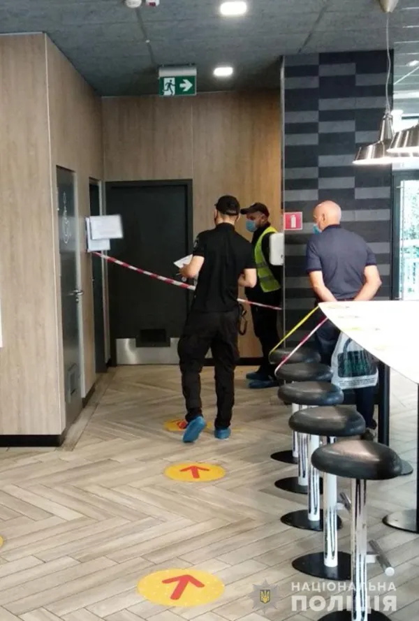 У Чернігові в туалеті McDonald's зґвалтували школярку (фото)