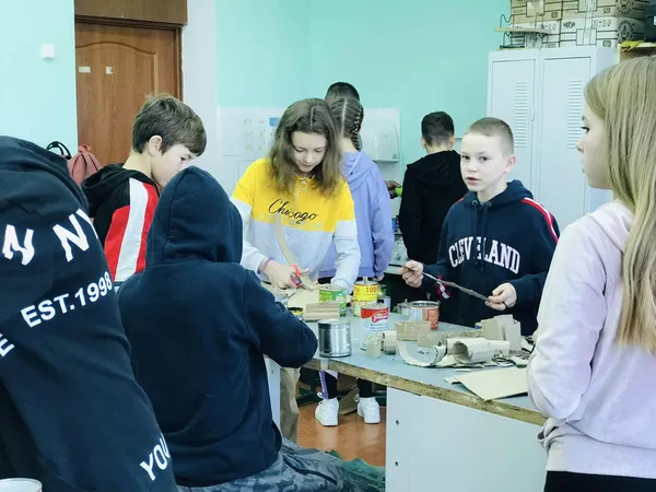 У Баєві школярі на уроках трудового навчання виготовляють окопні свічки (фото)