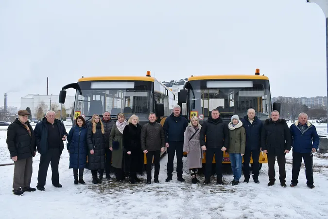 Ще три громади Волині отримали шкільні автобуси: які саме (фото)